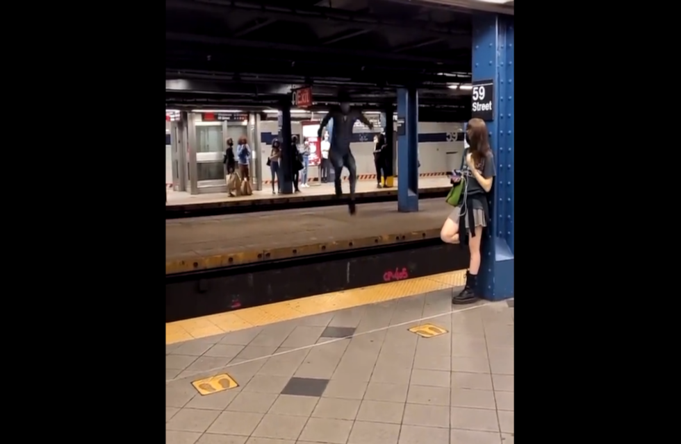 VIDEO | ¿Miles Morales? Captan a Spiderman haciendo parkour en metro de  Nueva York